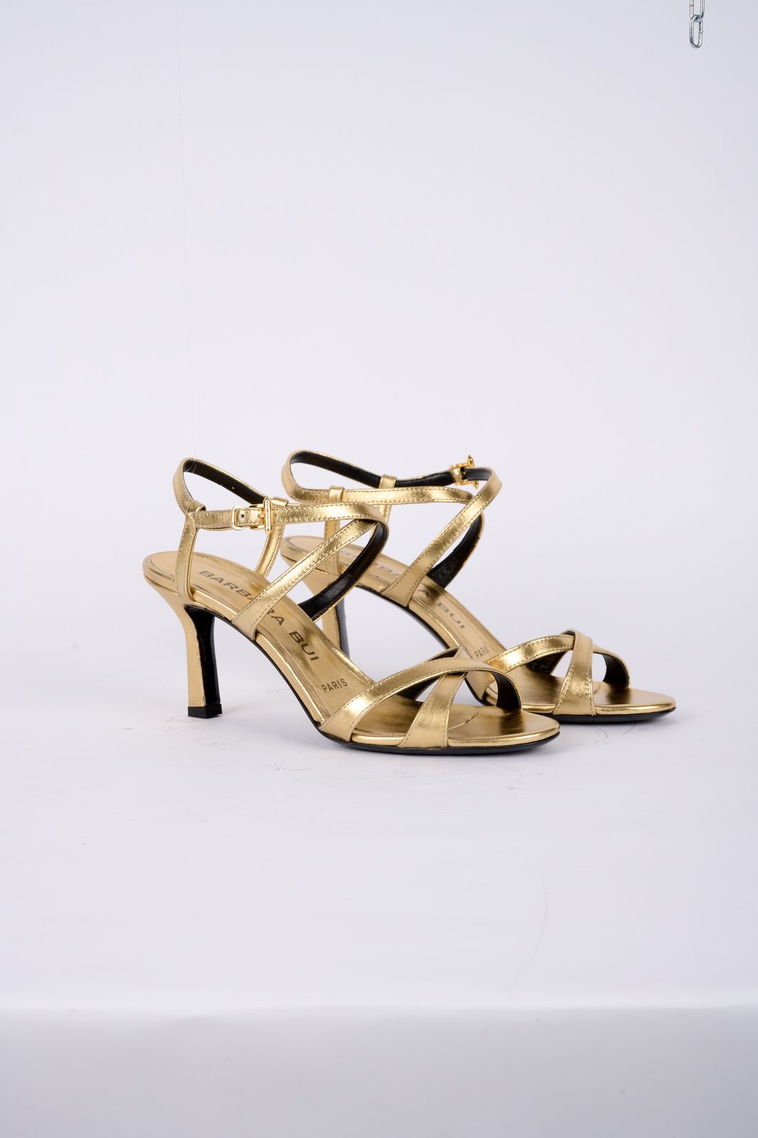 Sandale en cuir or. Pointures