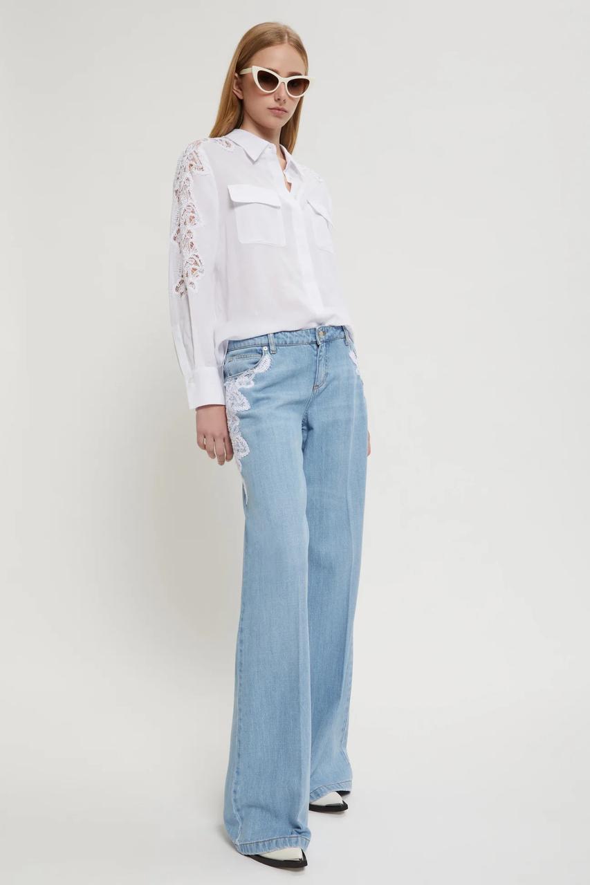 Light denim pants with embroidery
