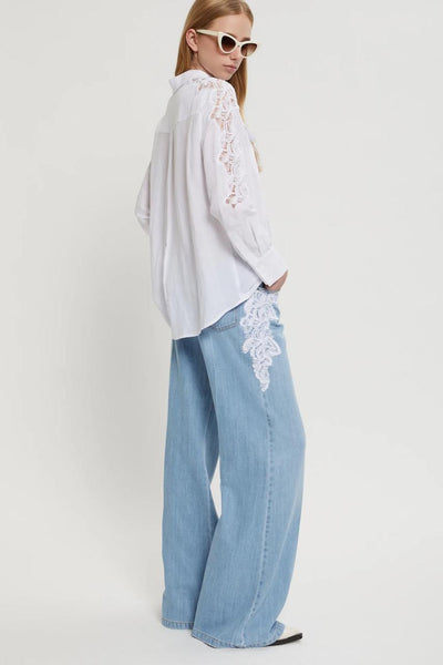 Light denim pants with embroidery